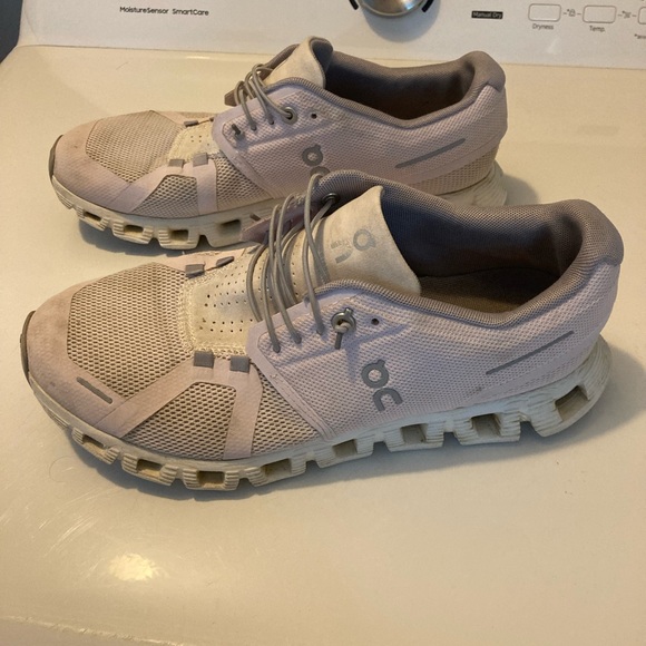 On Running Shoes - On Cloud 5 Running Shoes Womens Size 9 Lily Frost Purple Lavender